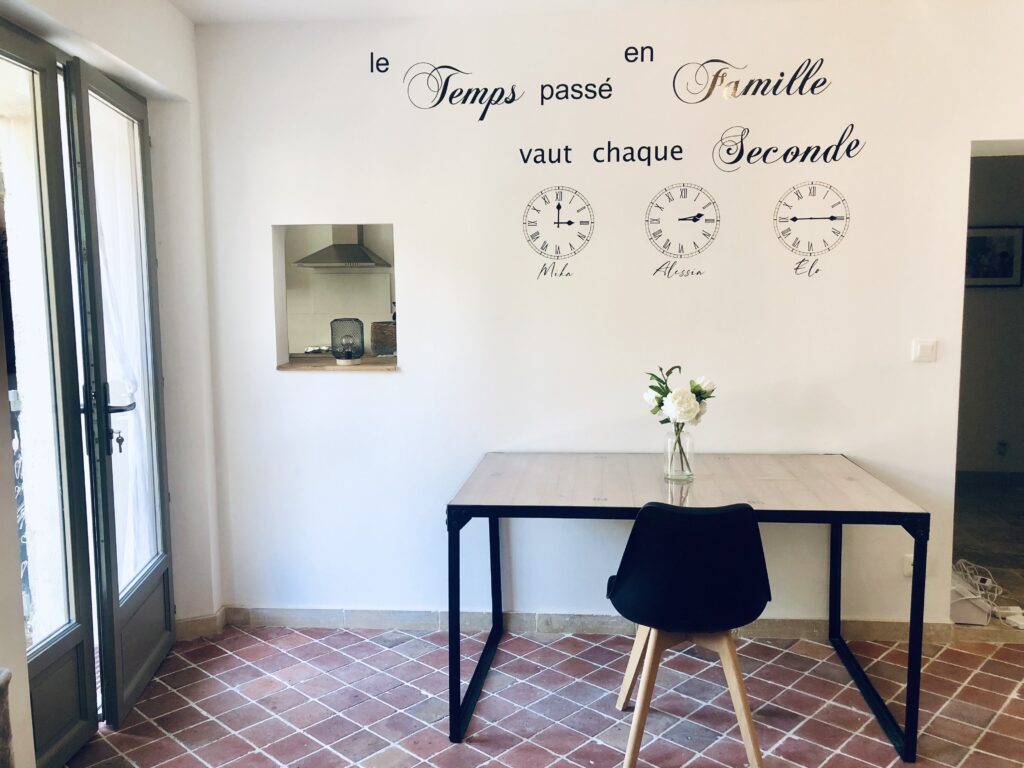 salon personnalisé avec un stickers murale citation famille