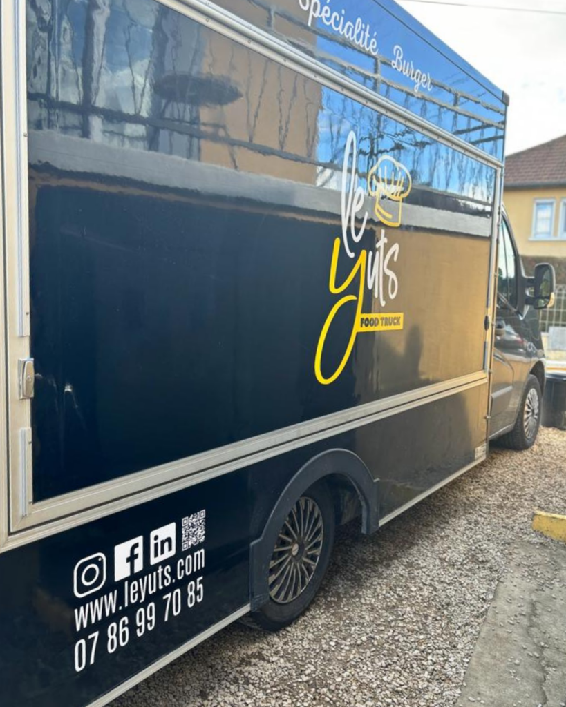 food truck personnalisé avec un stickers au nom de l'entreprise le yuts